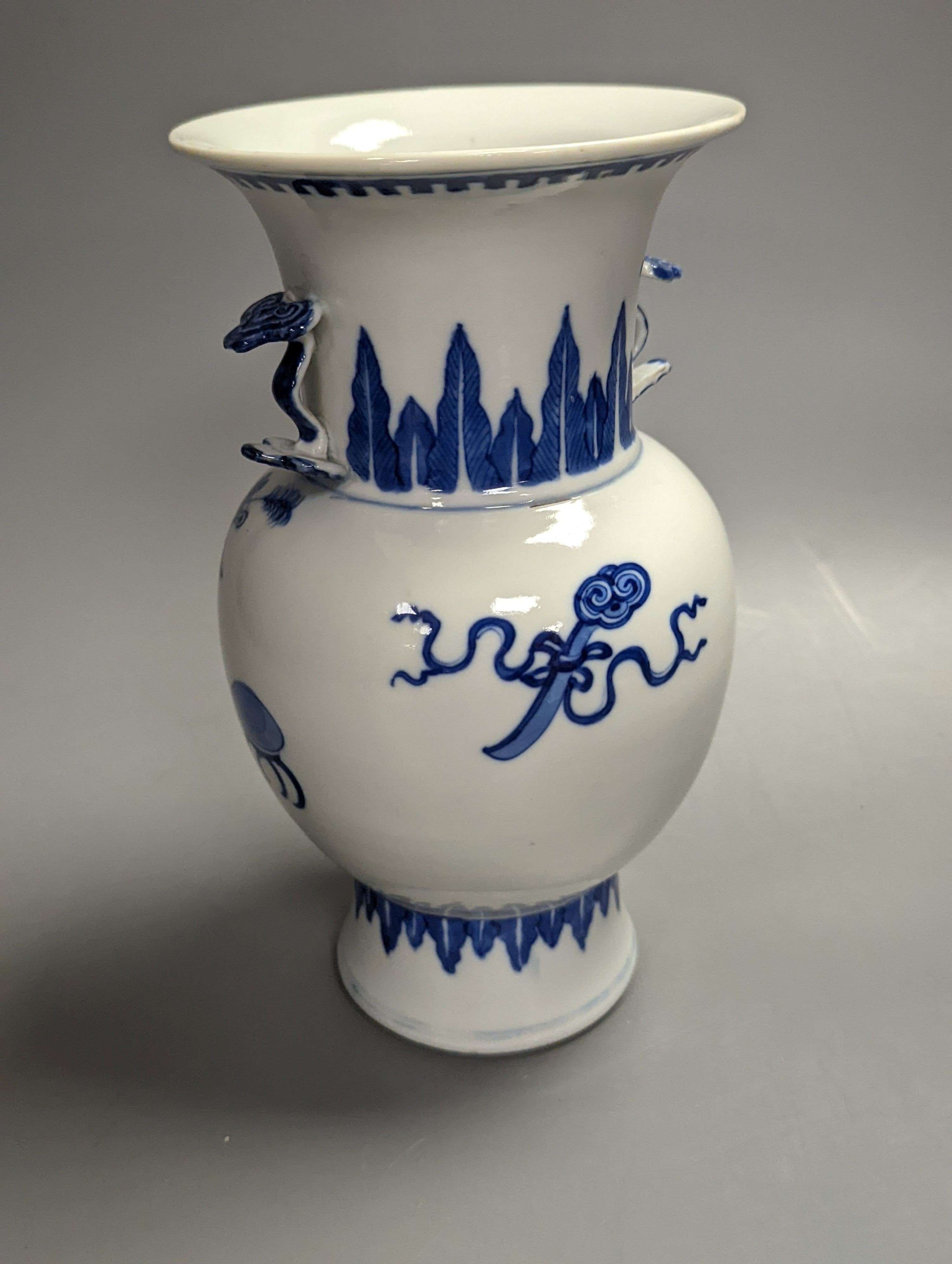 A 19th century Chinese blue and white twin handled vase, 21cm high
